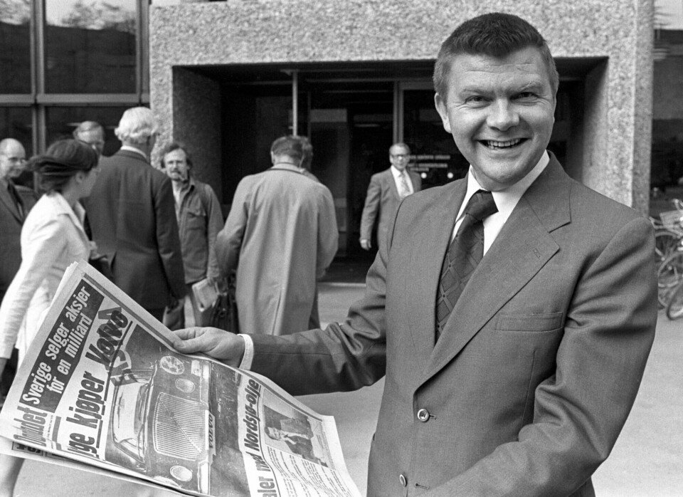 1978: Daværende oljeminister Bjartmar Gjerde da han fortsatt trodde det ble noe av Volvo-avtalen mellom Norge og Sverige. Den gikk senere i vasken. Bjartmar Gjerde