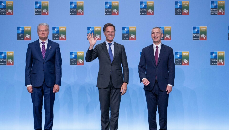 Nederlands statsminister Mark Rutte (i midten) sammen med Jens Stoltenberg på Nato-toppmøte i Vilnius i sommer. Rutte kalles ofte «Teflon-Mark» og er den lengstsittende statsministeren i nederlandsk historie. Foto: Javad Parsa / NTB Nederlands statsminister Mark Rutte (i midten) sammen med Jens Stoltenberg på Nato-toppmøte i Vilnius i sommer. Rutte kalles ofte «Teflon-Mark» og er den lengstsittende statsministeren i nederlandsk historie. Foto: Javad Parsa / NTB