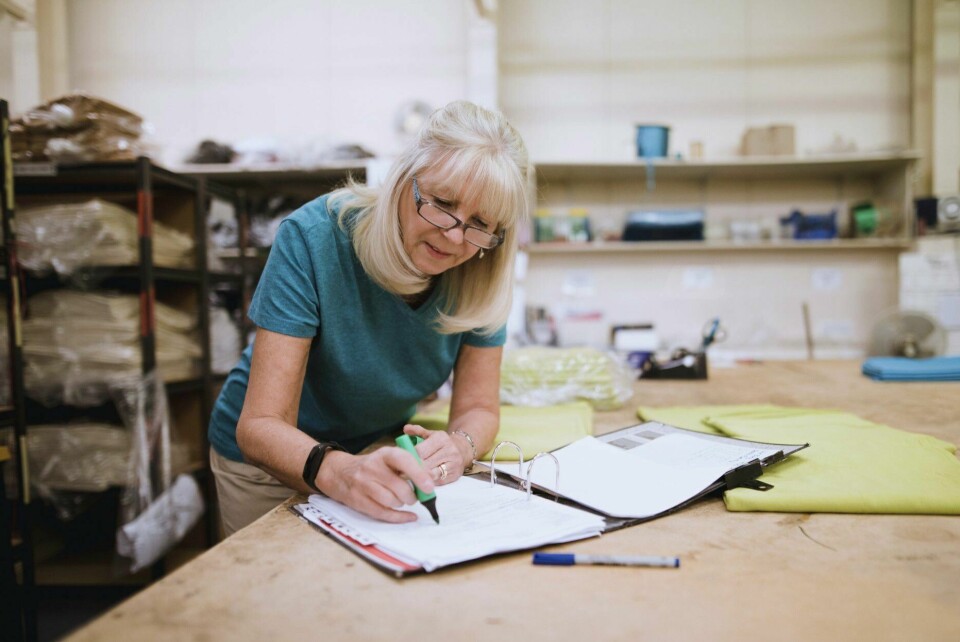 Jeg har erfart at folk over 50 er mer populære enn noen gang, skriver karriererådgiver Vigdis Lamberg. Illustrasjonsfoto. Seniorer i arbeid. Illustrasjonsfoto.