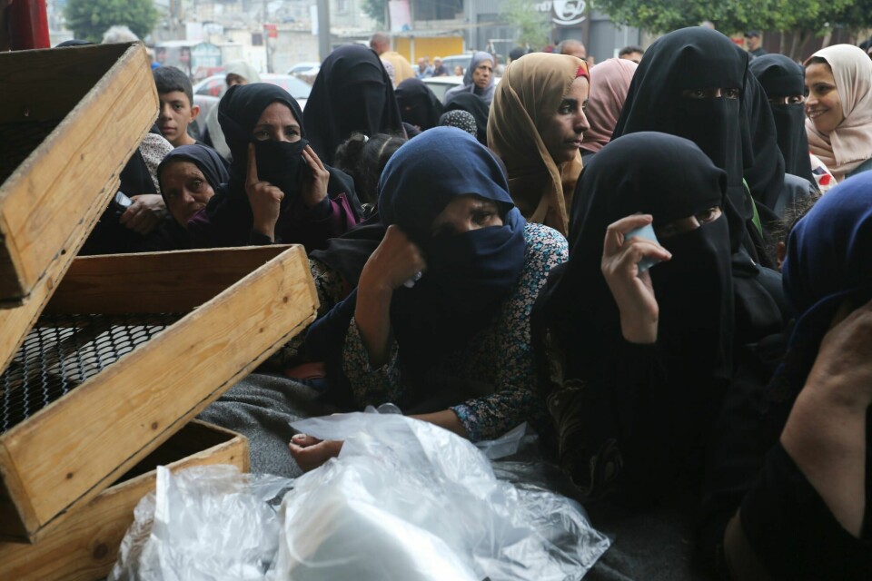 Palestinere i kø for å kjøpe brød i Rafah, sør på Gazastripen. Palestinere i kø for å kjøpe brød i Rafah, sør på Gazastripen.