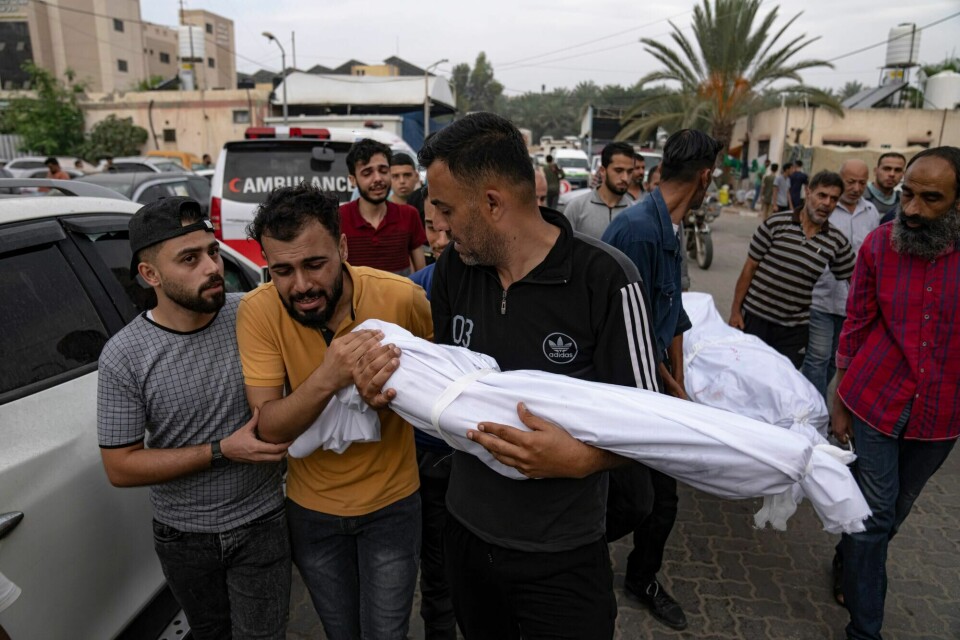 Slektninger som er drept i israelsk bombing, bæres til graven i Khan Younis sør på Gazastripen søndag. Slektninger som er drept i israelsk bombing, bæres til graven i Khan Younis sør på Gazastripen søndag.