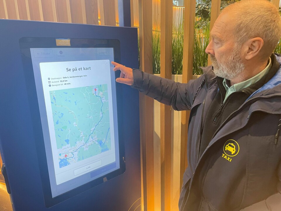 Teamleder for drosjene ved Oslo Lufthavn Roar Martinussen, viser hvordan bestillingsautomaten virker. Raor