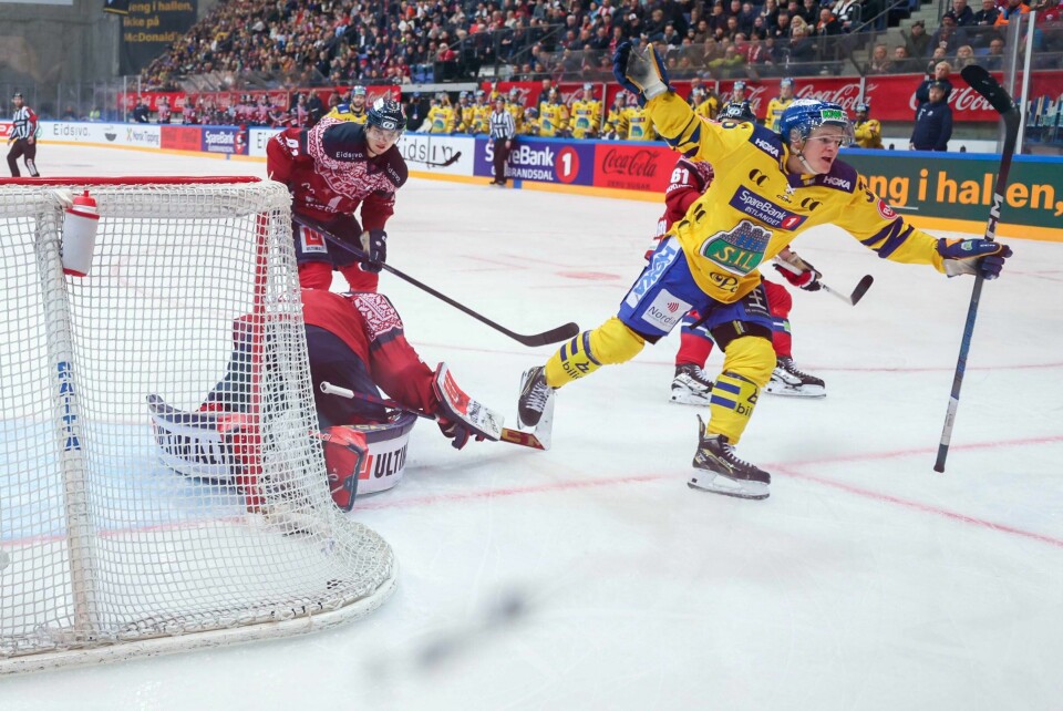 Martin Johnsen jubler etter å ha gitt Storhamar 3-1-ledelse i Hockey Classic-kampen mot Lillehammer i Håkons hall. Martin Johnsen jubler etter å ha gitt Storhamar 3-1-ledelse i Hockey Classic-kampen mot Lillehammer i Håkons hall. Foto: Geir Olsen / NTB