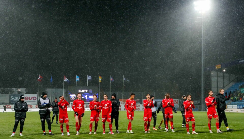 Brann-spillere måtte se 1-0-ledelsen glippe i dramatiske sluttminutter borte mot Sandefjord. Her klapper de til egne fans etter kampen. Foto: Frederik Ringnes / NTB Brann-spillere måtte se 1-0-ledelsen glippe i dramatiske sluttminutter borte mot Sandefjord. Her klapper de til egne fans etter kampen. Foto: Frederik Ringnes / NTB