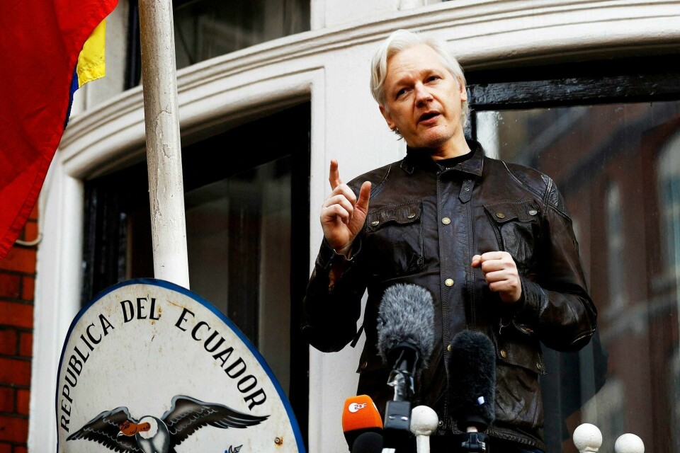 I over et tiår har Julian Assange vært gjenstand for en politisk motivert svertekampanje, skriver Kristina Holt. Bildet viser Assange foran Ecuadors ambassade i London, der han søkte tilflukt i årene 2012–2019. Han ble pågrepet av britisk politi inne i ambassaden i april 2019 og deretter fengslet. Julian Assange