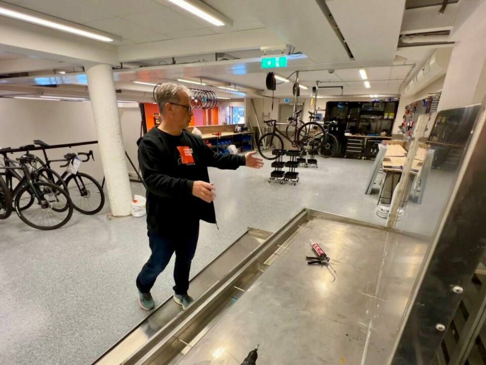 Thomas Stornes viser og forklarer hvordan det blir i de nye lokalene. Her blir det muligheter for å vaske syklene. Thomas Stornes viser og forklarer hvordan det blir i de nye lokalene. Her blir det muligheter for å vaske syklene.