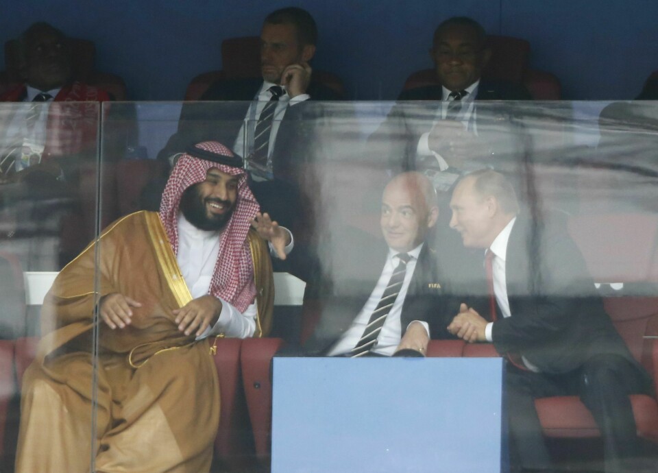 Saudi-Arabias kronprins Mohammed bin Salman (t.v) sammen med Fifa-president Gianni Infantino og Russlands president Vladimir Putin. Saudi-Arabia seiler opp som kandidat til å arrangere VM i 2034. Saudi-Arabias kronprins Mohammed bin Salman (t.v) sammen med Fifa-president Gianni Infantino og Russlands president Vladimir Putin. Saudi-Arabia seiler opp som kandidat til å arrangere VM i 2034. Foto: Hassan Ammar / AP / NTB