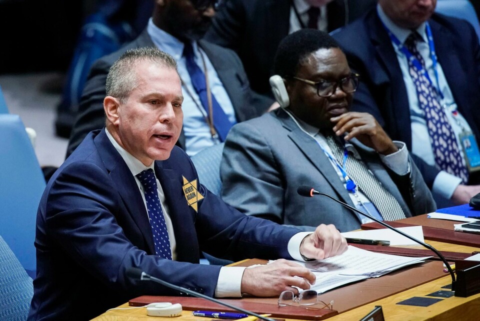 Israels FN-ambassadør Gilad Erdan med en gul davidsstjerne der det står «Aldri mer». Israels FN-ambassadør Gilad Erdan med en gul davidsstjerne der det står «Aldri mer».