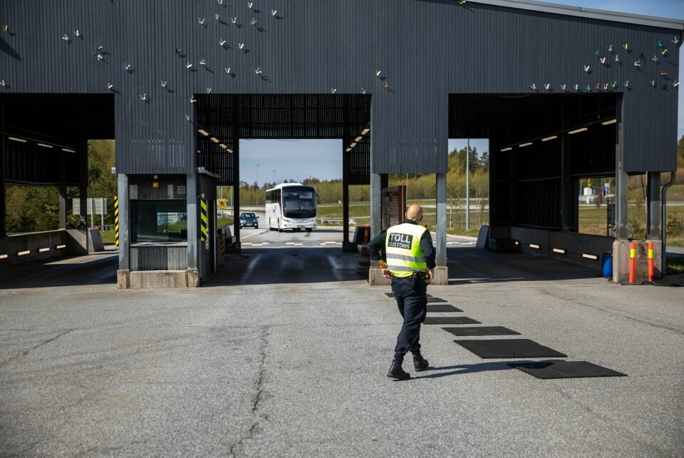Norsk Tollerforbund ønsker seg flere operative tjenestepersoner. Her fra grenseovergangen på Svinesund, hvor antallet har blitt halvert på ti år. Ved Svinesund, Norges største grenseovergang for biltrafikk, har de noen ganger ikke nok folk til å kontrollere kjøretøy.
