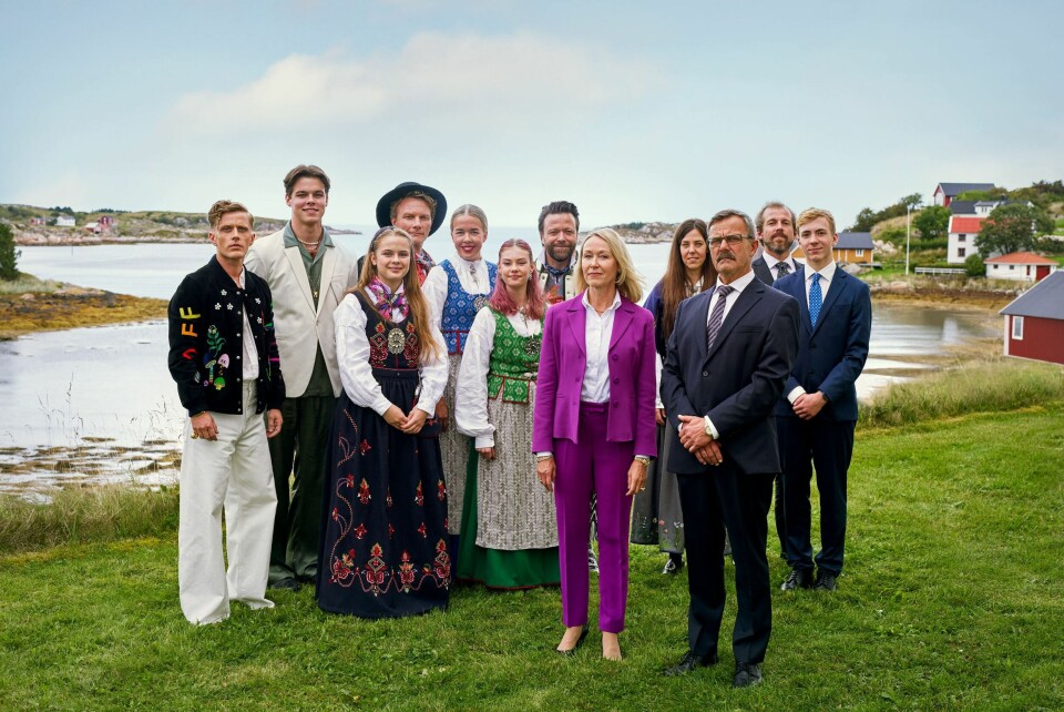 Innspillingen av Netflix-serien «Lakseøya» tok til i høst. Serien handler om to familier som har blitt søkkrike på lakseoppdrett. Skuespillerne ble presentert i september. Fra venstre: Axel Bøyum, Vetle Røsten Granås, Leah Aastum, Oddgeir Thune, [Ragne Grande, Nemi Storm, Kåre Conradi, Hanne Skille Reitan, Tor Ivar Hagen, Benjamin Bakkeid, mens foran står Trine Wiggen og Svein Roger Karlsen. Her er skuespillerne i «Lakseøya» – alias «Billionaire Island»: Bak f.v. Axel Bøyum, Vetle Røsten Granås, Leah Aastum, Oddgeir Thune, [Ragne Grande, Nemi Storm, Kåre Conradi, Hanne Skille Reitan, Tor Ivar Hagen, Benjamin Bakkeid, mens foran står Trine Wiggen og Svein Roger Karlsen. Foto: Sebastian Svendsen Bjerkvik / Netflix
