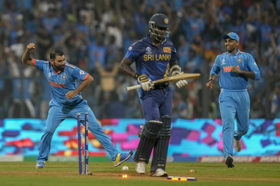 Mohammed Shami (til v.) jubler etter å ha kastet ut Sri Lankas slagmann Angelo Mathews. India tok en knusende seier og er som første lag klar for semifinale i cricket-VM. Foto: Rafiq Maqbool, AP / NTB Mohammed Shami (til v.) jubler etter å ha kastet ut Sri Lankas slagmann Angelo Mathews. India tok en knusende seier og er som første lag klar for semifinale i cricket-VM. Foto: Rafiq Maqbool, AP / NTB