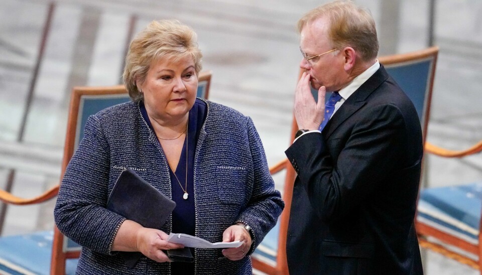 Fredag får Høyre-leder Erna Solberg og ektemannen Sindre Finnes vite om Økokrim vil etterforske aksjehandlene Finnes gjorde mens kona var Norges statsminister. Sindre Finnes (t.h.) sier han begrenset aksjehandelen mens kona Erna Solberg var statsminister, men kort tid før valgnederlaget i 2021 skjøt handelen igjen fart. Foto: Rodrigo Freitas / NTB