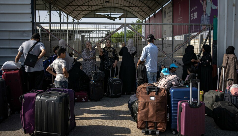 Folk venter på å bli evakuert ved Rafah-grenseovergangen. Grenseovergangen ved Rafah onsdag. Foto: Fatima Shbair / AP / NTB