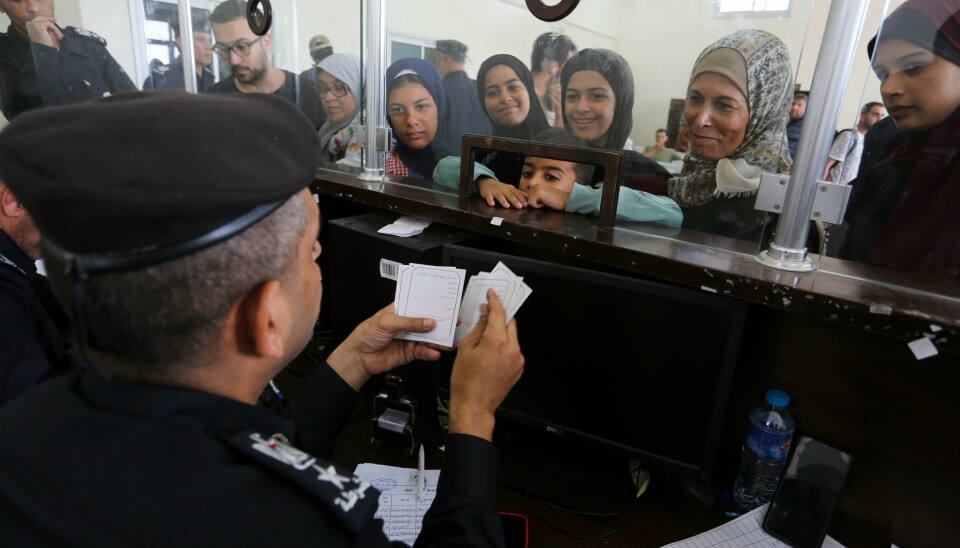 Palestinere med to statsborgerskap venter på å registrere seg ved Rafah-grenseovergangen torsdag. Palestinere med dobbelt statsborgerskap registrerer seg for å krysse grensen til Egypt torsdag. Foto: Hatem Ali / AP / NTB