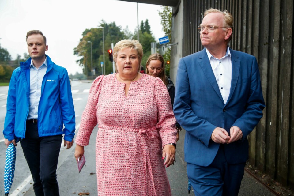 Høyre-leder Erna Solberg og hennes mann Sindre Finnes. Erna Solberg (H) tok som statsminister avgjersler i minst 27 saker om bompengar medan ho visste at ektemannen eigde aksjar i bompengeselskap. Her er Erna Solberg med ektemannen Sindre Finnes og pressesjef Cato Husabø Fossen på valdagen tidlegare i haust. Foto: Tuva Åserud / NTB / NPK
