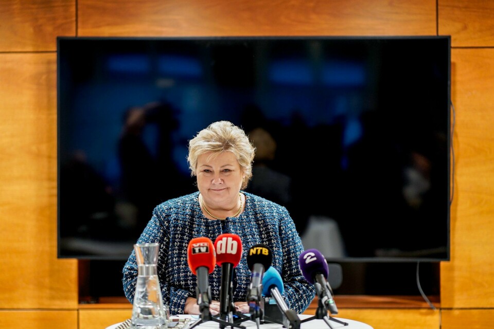 Høyre-leder Erna Solberg holder pressekonferanse der hun kommenterer Økokrims beslutning om å ikke etterforske henne og ektemannen Sindre Finnes for innsidehandel. Høyre-leder Erna Solberg holder pressekonferanse der hun kommenterer Økokrims beslutning om å ikke etterforske henne og ektemannen Sindre Finnes for innsidehandel. Foto: Heiko Junge / NTB