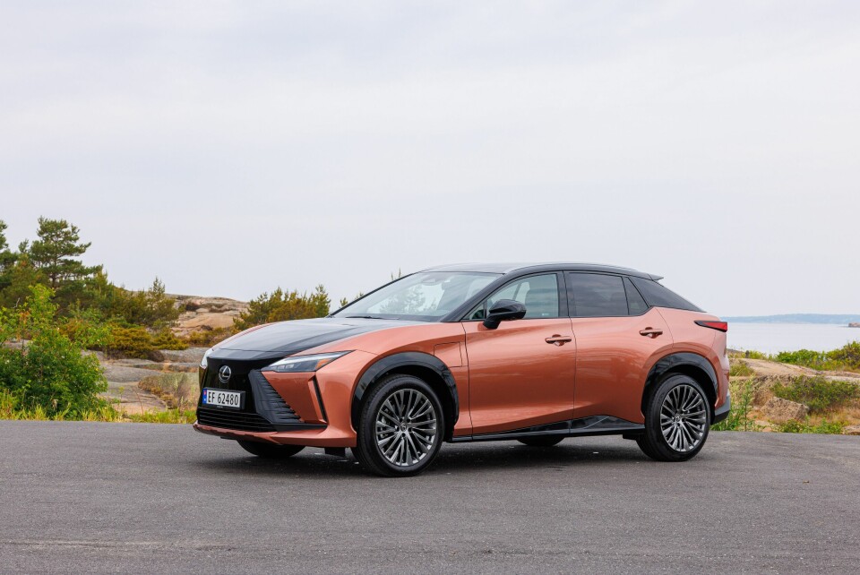 Lakk i to farger hever særpreget. Lexus RZ
