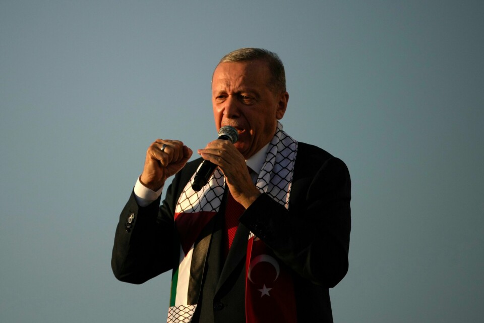 Tyrkias president Recep Tayyip Erdogan sier han har brutt kontakten med Israels statsminister som følge av krigen på Gazastripen. Her er han avbildet på en støttemarkering for palestinere i Istanbul 28. oktober. Tyrkias president Recep Tayyip Erdogan sier han har brutt kontakten med Israels statsminister som følge av krigen på Gazastripen. Her er han avbildet på en støttemarkering for palestinere i Istanbul 28. oktober. Foto: Emrah Gurel / AP / NTB