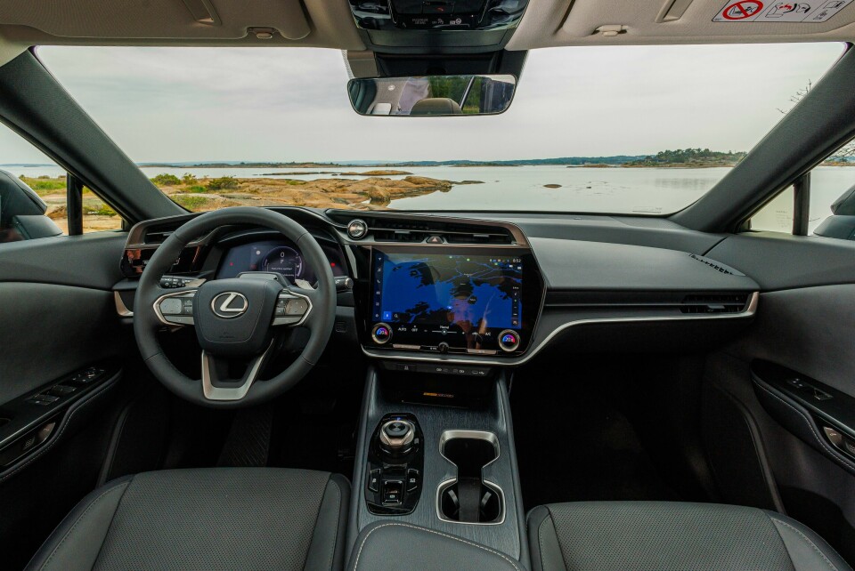 Renhet og god oversikt preger interiøret. Lexus RZ