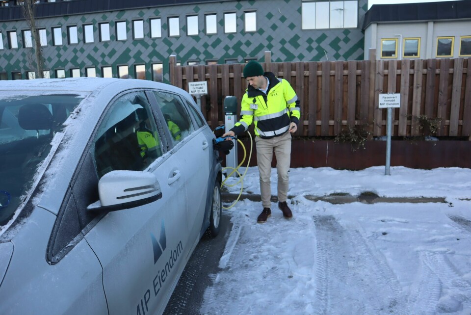 Kim Andre Åsheim, samfunnskontakt i Mo Industripark, skulle nok helst ha ladet opp batterier som var produsert i industriparken. Men enn så lenge må han vente med det. Mo i Rana - Freyr