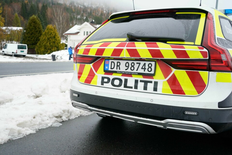 En mann i 70-årene er pågrepet og siktet for drap på sin egen søster i Hvittingfoss lørdag formiddag. Politiet fikk melding om funnet av den døde personen i Hvittingfoss klokken 11.20 lørdag. Foto: Terje Pedersen / NTB