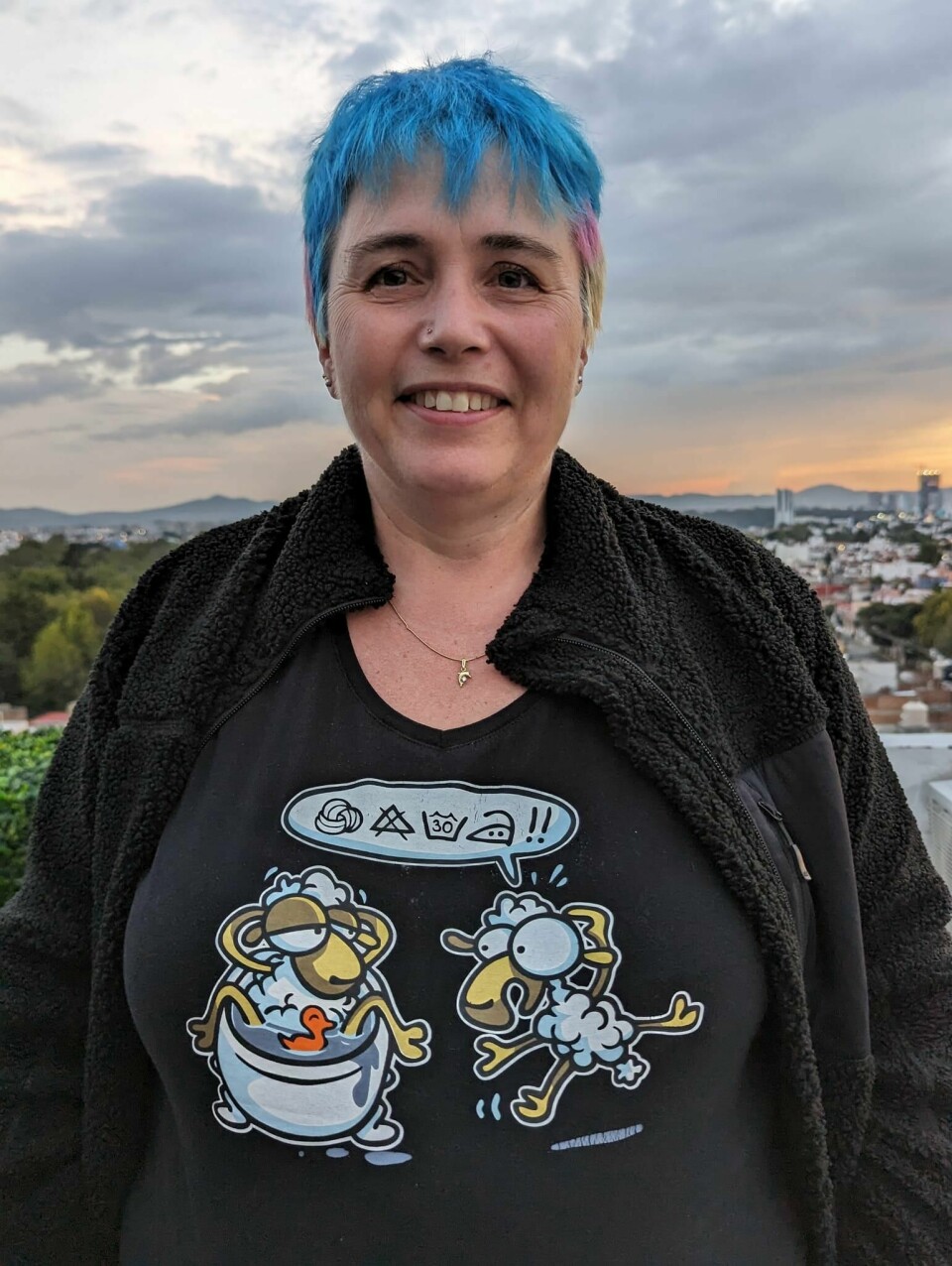 MS-syke Anne Lau Revil kom klar til cellegiftbehandling i Mexico med blått hår. Hun håper og tror at stamcellebehandlingen hun får her skal hindre henne i å bli sykere og gjøre at hun kan leve et normalt liv. MS-syke Anne Lau Revil kom klar til cellegiftbehandling i Mexico med blått hår. Hun håper og tror at stamcellebehandlingen hun får her skal hindre henne i å bli sykere og gjøre at hun kan leve et normalt liv.