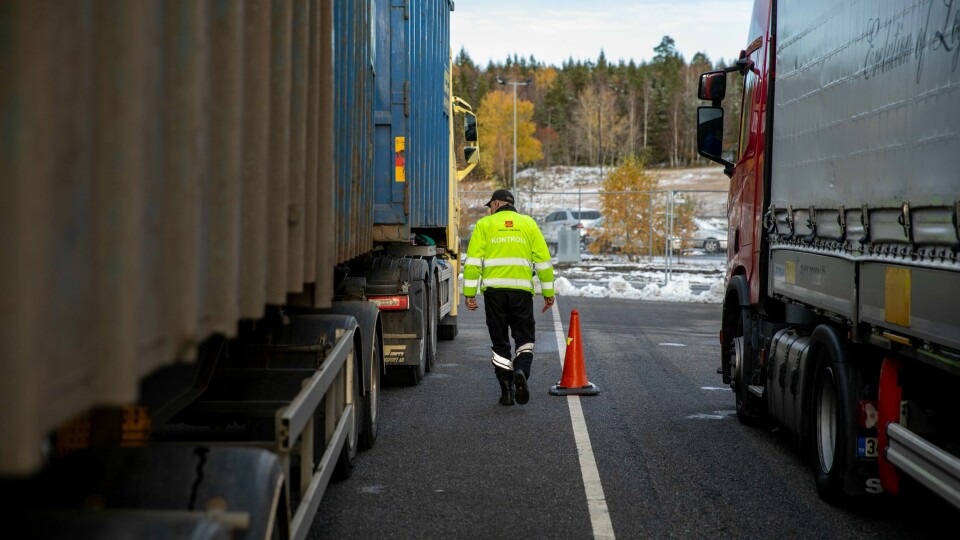 Selv om inspektørene klarer å sortere ut de rette kjøretøyene til en utvidet kontroll, er det mange som slipper forbi uten noen nærmere sjekk. Selv om inspektørene klarer å sortere ut de rette kjøretøyene til en utvidet kontroll, er det mange som slipper forbi uten noen nærmere sjekk.