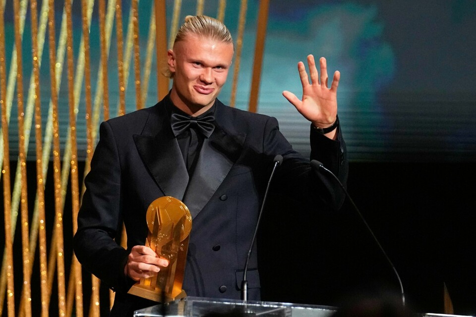 Erling Braut Haaland med Gerd Müller-prisen som verdens beste angrepsspiller. Erling Braut Haaland. Foto: Michel Euler, AP / NTB