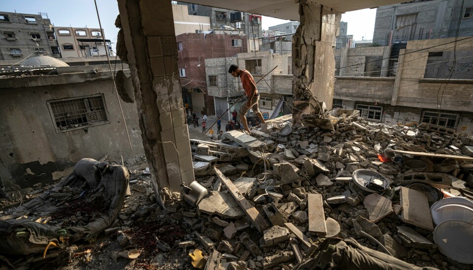Israel angripes ikke fordi de er jøder. Men fordi de er okkupanter, skriver Lars West Johnsen. En palestinsk mann ser 3. november på ødeleggelsene etter et israelsk luftangrep i Khan Younis på Gazastripen. Foto: Fatima Shbair / AP / NTB