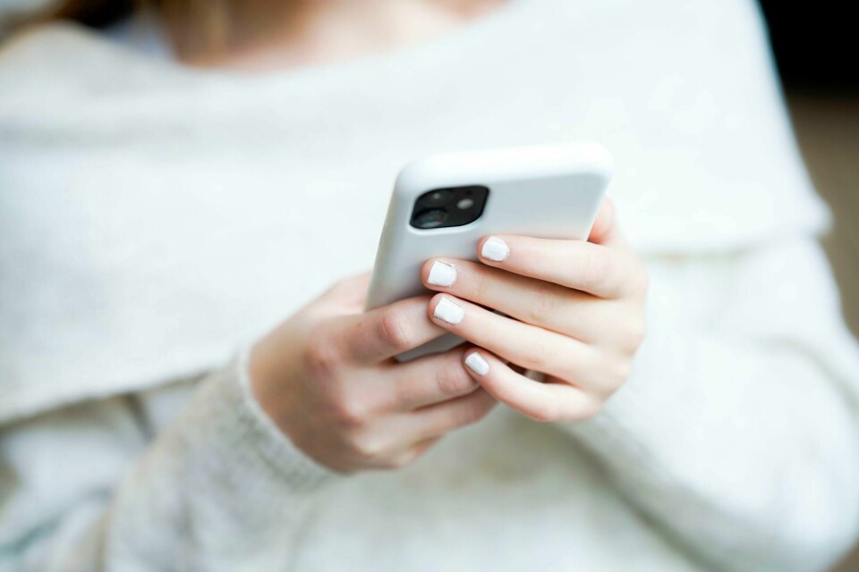 Illustrasjonsfoto. Oslo 20221103. Ung jente i skole- og fritidssammenheng med mobiltelefon. Modellklarert. Foto: Lise Åserud / NTB