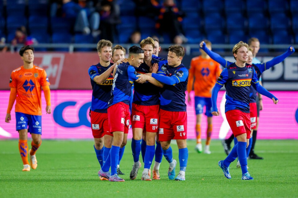 Sandefjord feirer etter at Danilo Al-Saed scorer under eliteseriekampen mot Aalesund. Sandefjord feirer etter at Danilo Al-Saed scorer under eliteseriekampen mot Aalesund. Foto: Svein Ove Ekornesvåg / NTB
