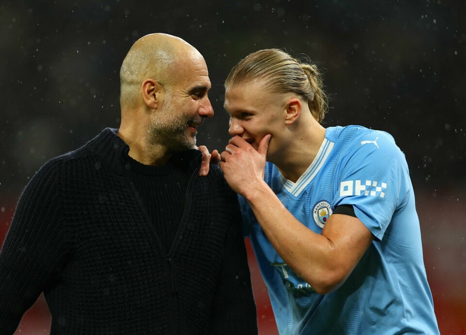 Manager Pep Guardiola og Erling Braut Haaland har en fagprat. Manager Pep Guardiola og Erling Braut Haaland har en fagprat.
