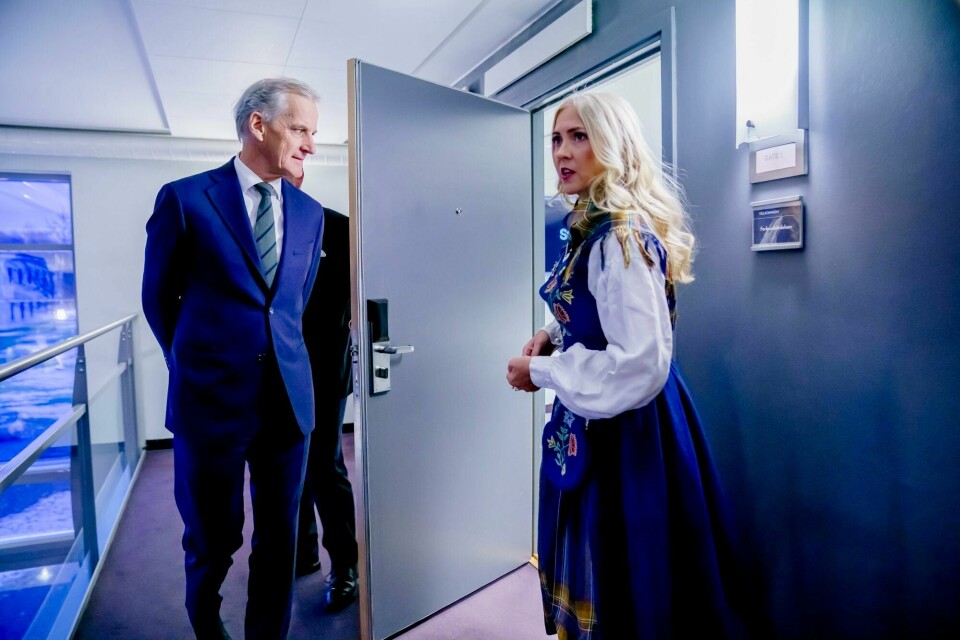 Leder i Lill Sverresdatter Larsen i Norsk Sykepleierforbund, her med statsminister Jonas Gahr Støre på landsmøtet til NSF denne uka, er bekymret fordi mange sykepleiere vil bytte jobb. Leder i Lill Sverresdatter Larsen i Norsk Sykepleierforbund, her med statsminister Jonas Gahr Støre på landsmøtet til NSF denne uka, er bekymret fordi mange sykepleiere vil bytte jobb.