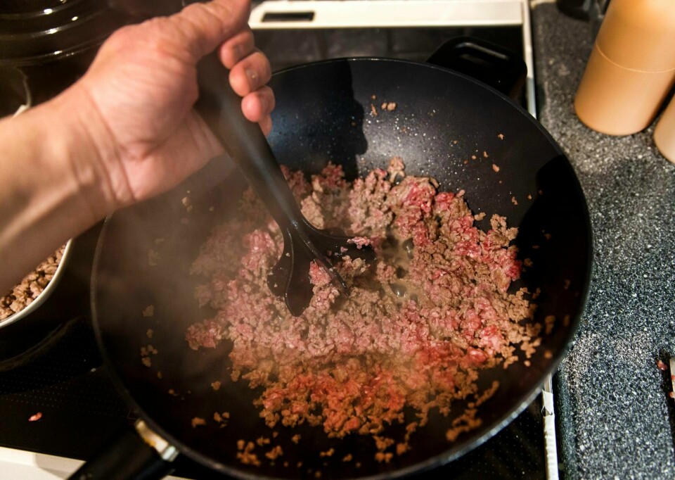 Små barn skal ikke spise bearbeidede kjøttprodukter som leverpostei eller kjøttdeig som er tilsatt salt, mener Tanja Kalchenko. Kjøttdeig