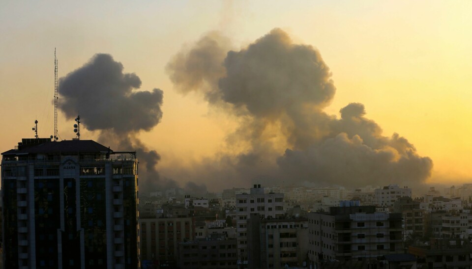 No er verda vitne til at 2,4 millionar menneske blir teppebomba frå morgon til kveld, kanskje natta med, i veke etter veke, skriv Leiv Olsen. Røykskyer har lagt seg over Gaza by torsdag etter israelske angrep. Foto: Abed Khaled / AP / NTB