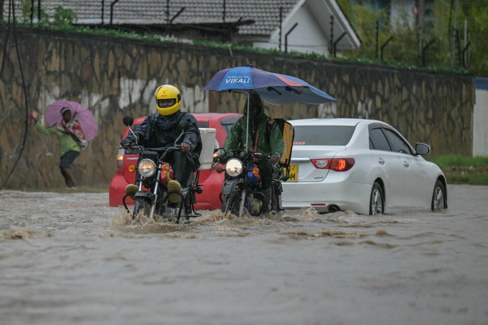 Store oversvømmelser i byen Mombasa i Kenya. Styrtregnet rammet også Somalia og mange er omkommet. TOPSHOT - Motorbike riders wade through a waterlogged street after heavy rains in Mombasa on November 3, 2023. (Photo by SIMON MAINA / AFP)