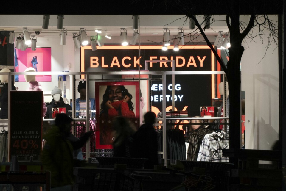 Forbrukerrådet advarer mot luretilbud og å kjøpe ting du egentlig ikke trenger under black week Black Friday er truleg ei av forklaringane på at november som regel er ein vekstmånad for butikkane. Dette biletet er teke i 2021. Foto: Erik Johansen / NTB / NPK