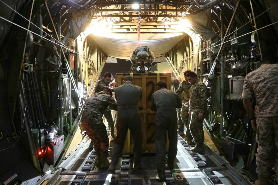 Bildet viser det som skal være flydropp med medisinsk utstyr til et jordansk feltsykehus i Gaza mandag. A picture released on November 6, 2023 by the Jordanian Armed Forces website shows what it said is Jordan's air force personnel air-dropping urgent medical aid to the Jordanian field hospital in Gaza, JORDAN ARMED FORCES/Handout via REUTERS ATTENTION EDITORS - THIS IMAGE WAS PROVIDED BY A THIRD PARTY NO RESALES. NO ARCHIVES.