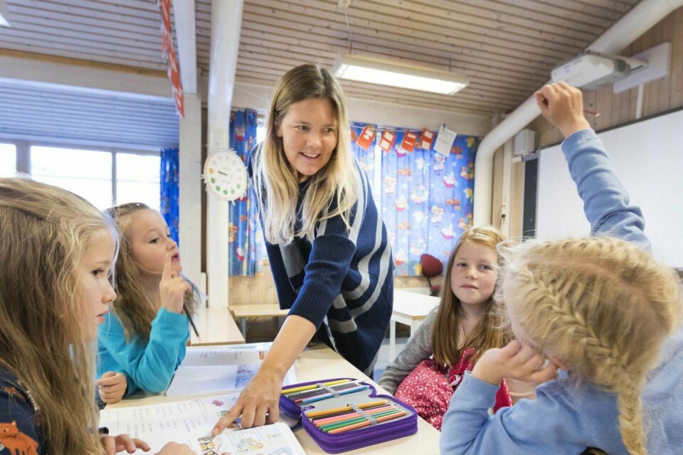 En rekke aktører i skolesektoren ønsker krav om lærerutdanning ved ansettelse. Illustrasjonsfoto. Lærer. Elever. Klasserom. Illustrasjonsfoto.