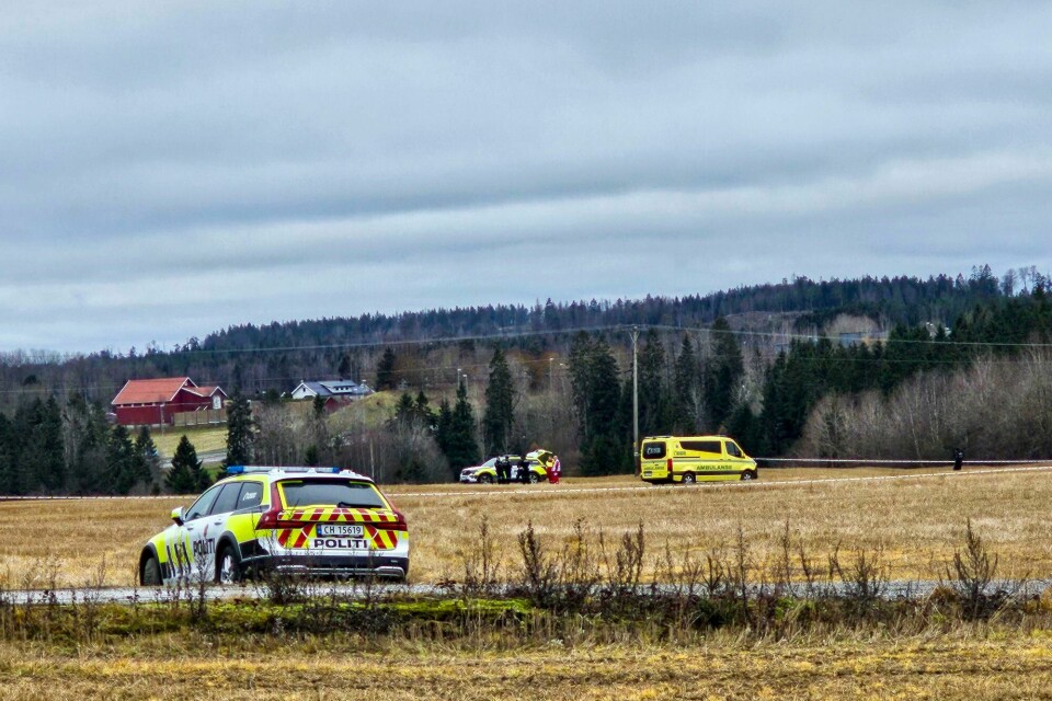 Politi og ambulanse ved stedet der en mann skutt av politiet på et jorde ved Askim i Indre Østfold. Politi og ambulanse ved stedet der en mann skutt av politiet på et jorde ved Askim i Indre Østfold.