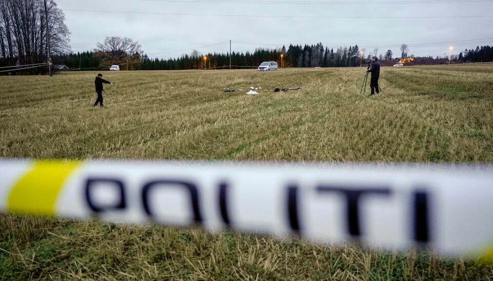 En mann ble skutt av politiet på et jorde i Askim. Mannen ble brakt til sykehus med alvorlige skader. Spesialenheten etterforsker saken. En mann ble onsdag skutt av politiet på et jorde i Askim. Nå er han blant annet siktet for grovt ran, trusler mot politiet og brudd på dyrevelferdsloven. Foto: Lise Åserud / NTB