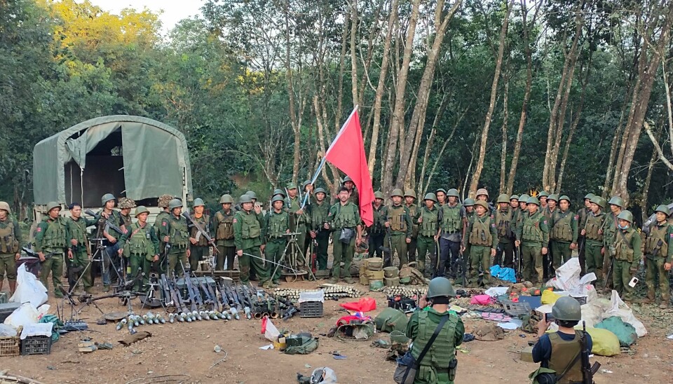 Opprørere fra National Democratic Alliance Army viser fram krigsbytte de hevder å ha erobret fra regjeringsstyrker i grenseområdet mellom Myanmar og Kina. Opprørere fra National Democratic Alliance Army viser fram krigsbytte de hevder å ha erobret fra regjeringsstyrker i grenseområdet mellom Myanmar og Kina. Foto: Kokang / AP / NTB
