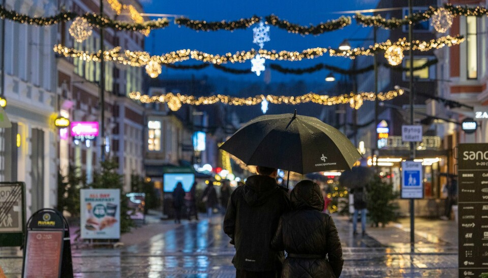 Julegatelys kan være en god trøst en grå novemberdag. Både i Kristiansand og ellers på Sør- og Østlandet blir det fortsatt grått. Julegatelys kan være en god trøst en grå novemberdag. Både i Kristiansand og ellers på Sør- og Østlandet blir det fortsatt grått. Foto: Tor Erik Schrøder / NTB