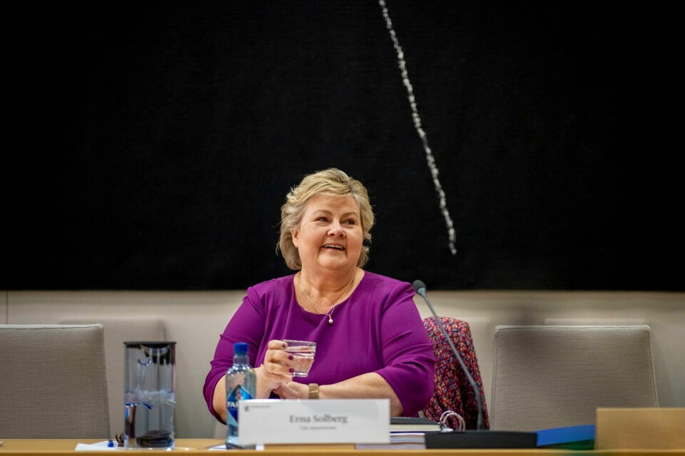 Erna Solberg er blitt grillet i kontroll- og konstitusjonskomiteen denne uka, men kan juble over den siste meningsmålingen. Erna Solberg er blitt grillet i kontroll- og konstitusjonskomiteen denne uka, men kan juble over den siste meningsmålingen.