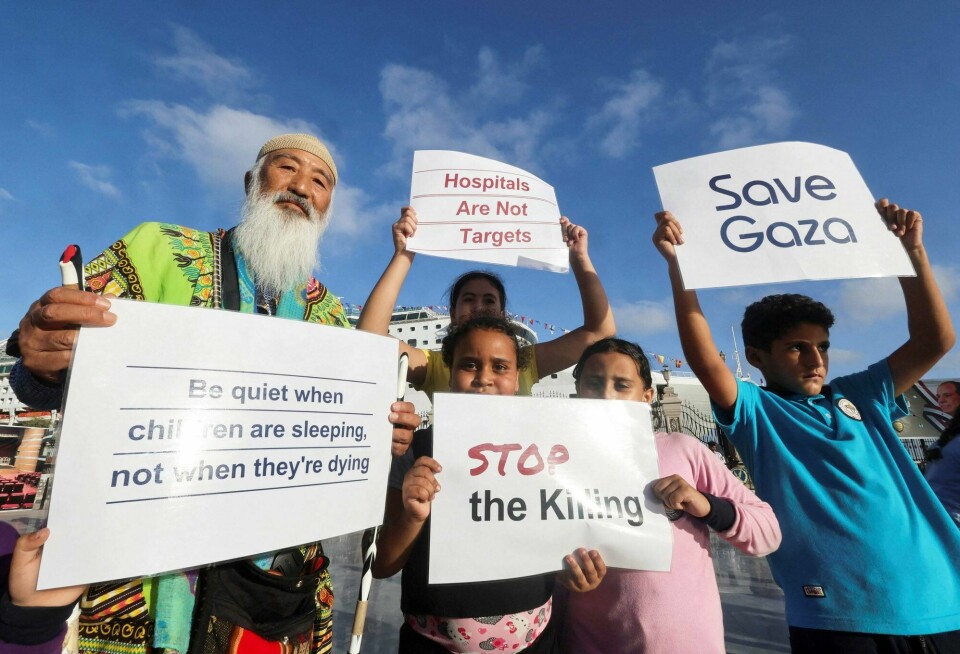 Verden støtter at Israel og Palestina finner fred, skriver Henrik Ameln Hoem. Bildet er fra en markering med en japansk aktivist fra «fredsskipet» Pacific World og egyptiske barn i havnebyen Port Said onsdag. Markering for fred, Egypt