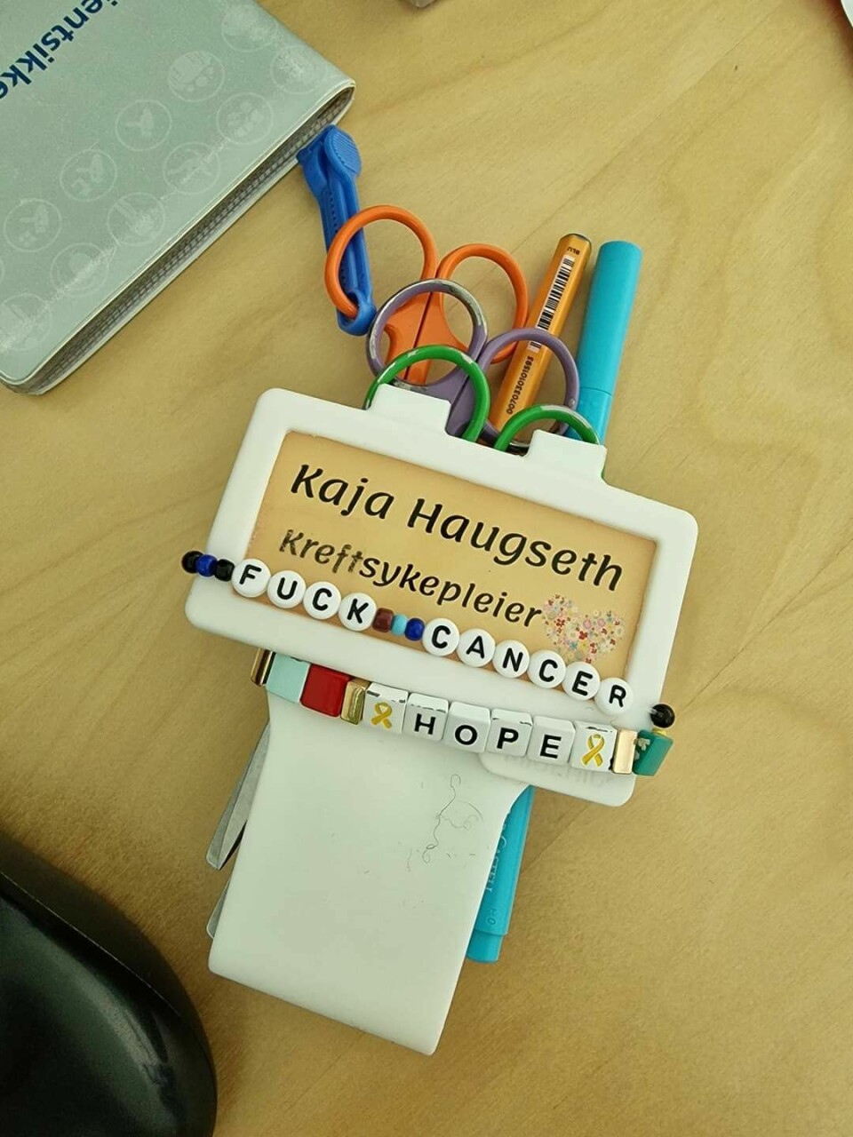 Å legge igjen id-kortet og nøklene til jobben, var tøft for Kaja, som helst skulle ha fortsatt i yrket som hun brenner for. Å legge igjen id-kortet og nøklene til jobben, var tøft for Kaja, som helst skulle ha fortsatt i yrket som hun brenner for.