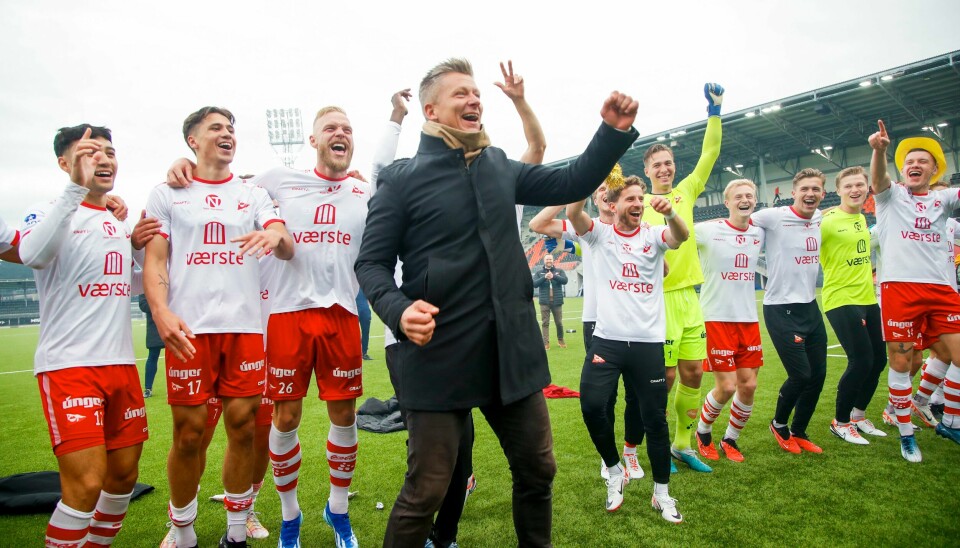 Fredrikstad kronet opprykkssesongen med hjemmeseier i sesongens siste kamp Fredrikstad vant 1. divisjon i fotball og har også fått prisen for årets klubb. Foto: Tuva Åserud / NTB