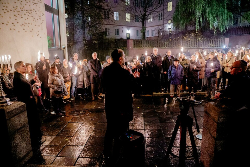Rabbiner Joav Melchior på fakkelmarkeringen av 85-årsdagen for Krystallnatten utenfor Synagogen i Oslo. Rabbiner Joav Melchior på fakkelmarkeringen av 85-årsdagen for Krystallnatten utenfor Synagogen i Oslo. Foto: Stian Lysberg Solum / NTB