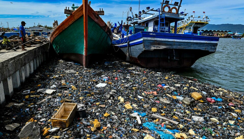 Mange land i den nedre enden av inntektsskalaen får tilført store mengder plast på grunn av havstrømmene. Bildet er tatt i Banda Aceh i Indonesia, i sommer. Mange land i den nedre enden av inntektsskalaen får tilført store mengder plast på grunn av havstrømmene. Bildet er tatt i Banda Aceh i Indonesia, i sommer.