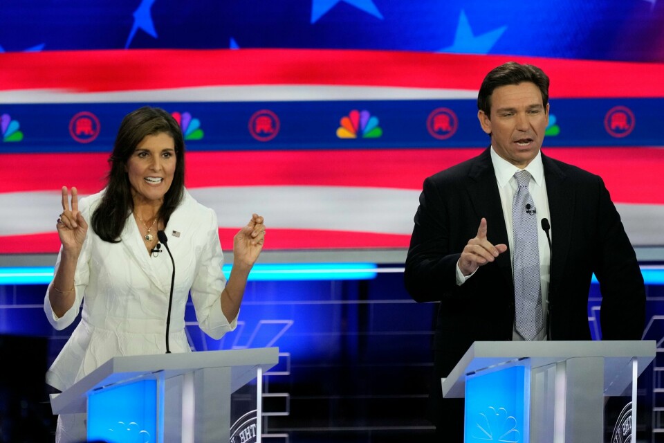 Presidentkandidatene Nikki Haley og Ron DeSantis angrep både hverandre og ekspresident Donald Trump i onsdagens republikanske TV-debatt. Som i de foregående debattene glimret Trump med sitt fravær. Presidentkandidatene Nikki Haley og Ron DeSantis angrep både hverandre og ekspresident Donald Trump i onsdagens republikanske TV-debatt. Som i de foregående debattene glimret Trump med sitt fravær. Foto: Rebecca Blackwell / AP / NTB
